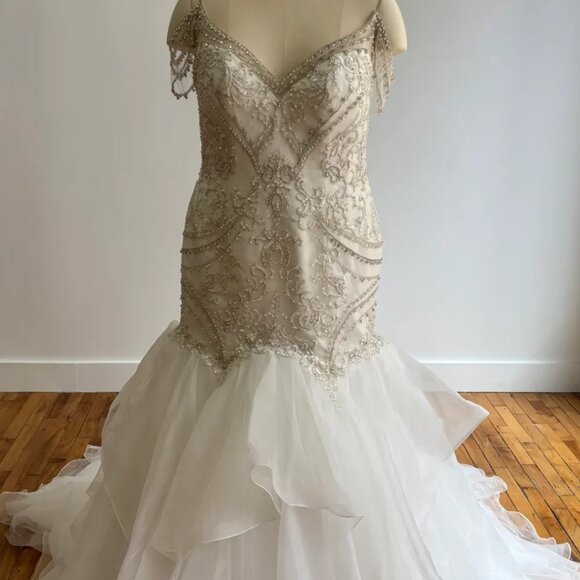 Maggie Soterro, Size 24, No Alterations - Picture 2 of 7